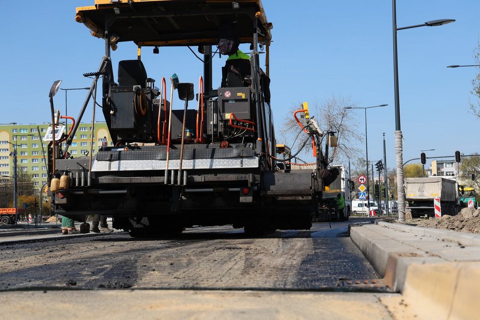 Łódź. Leją asfalt na Rondzie Broniewskiego w Łodzi! Remont Śmigłego-Rydza i Niższej zbliża się do końca!