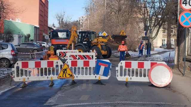 Awaria wodociągów w Łodzi. Zmiany w ruchu i podstawione beczkowozy [ADRESY]