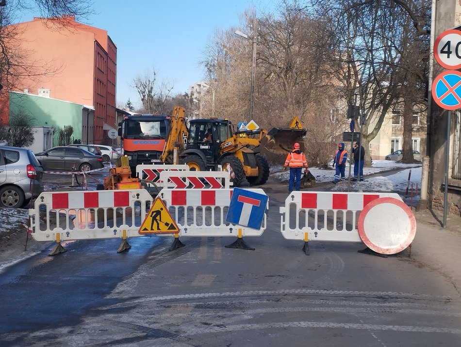 Awaria wodociągów w Łodzi. Zmiany w ruchu i podstawione beczkowozy