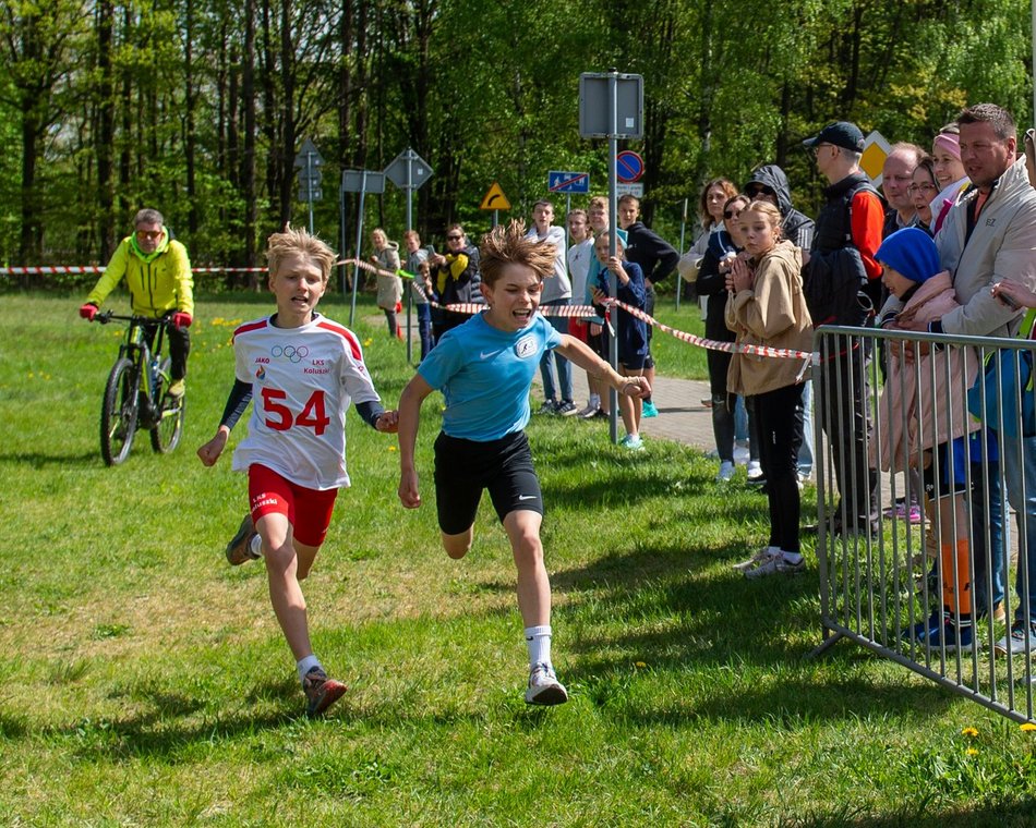 Łódź. XVII Bieg Olimpijczyków w parku Baden-Powella. Rywalizowali uczniowie szkół w Łodzi