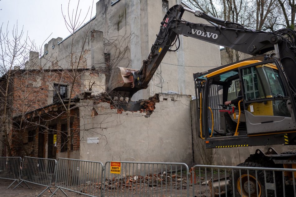 Łódź. Wyburzanie rudery przy Gdańskiej w Łodzi. To kolejny ze 161 budynków do rozbiórki
