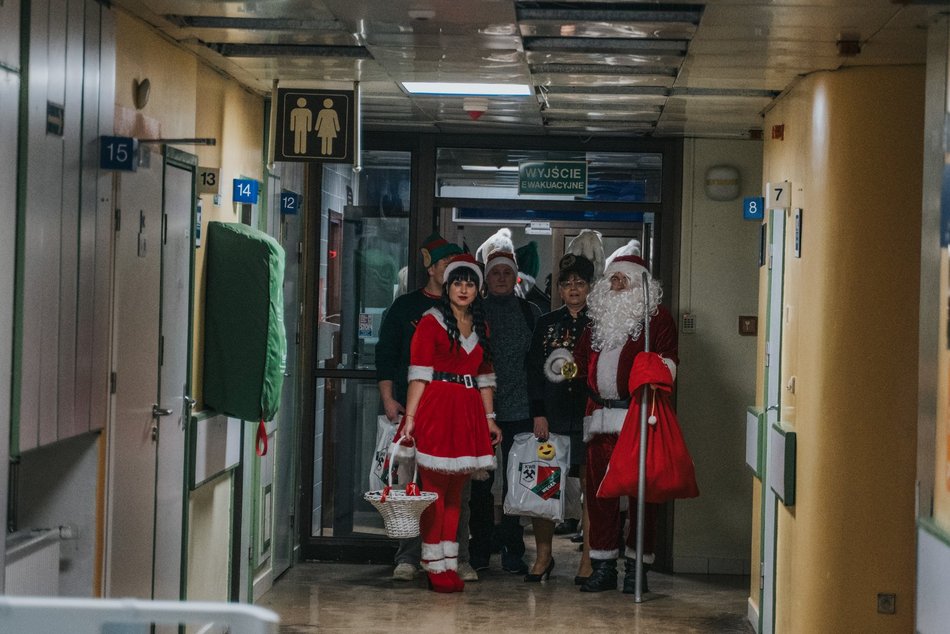 Łódź. Tradycja podtrzymana! Górnicy z Bełchatowa oddali krew i odwiedzili dzieci w Szpitalu Matki Polki w Łodzi