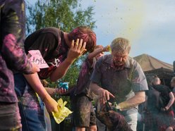 Łódź. Festiwal kolorów na Stawach Jana w Łodzi. Tłumy wzięły udział w bitwie na kolorowy proszek!