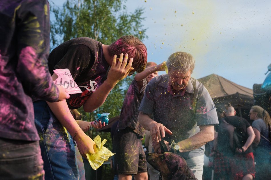 Łódź. Festiwal kolorów na Stawach Jana w Łodzi. Tłumy wzięły udział w bitwie na kolorowy proszek!
