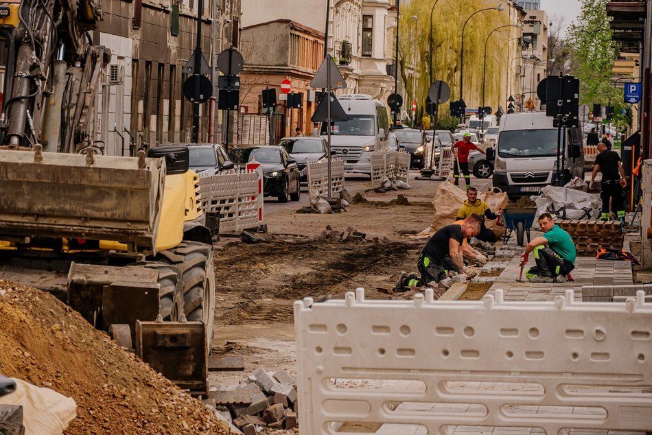 Drugie życie kostki pozostałej po remontach w Łodzi. Gdzie trafi i do czego się przyda?
