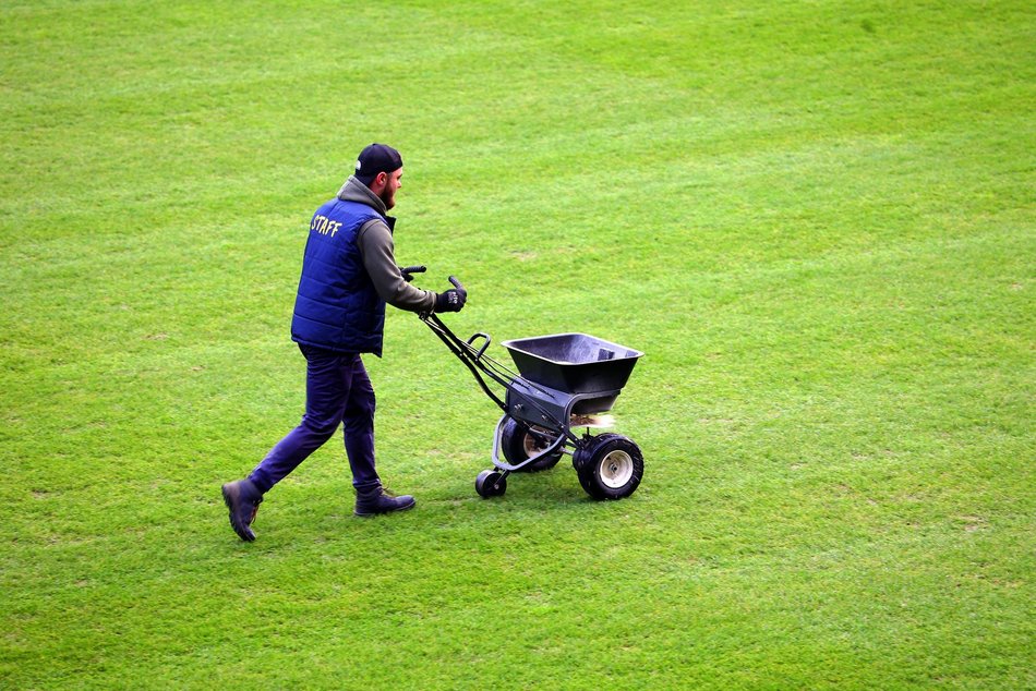 Łódź. Zima na stadionach w Łodzi. Jak MAKiS dba o murawy przy al. Piłsudskiego i al. Unii?