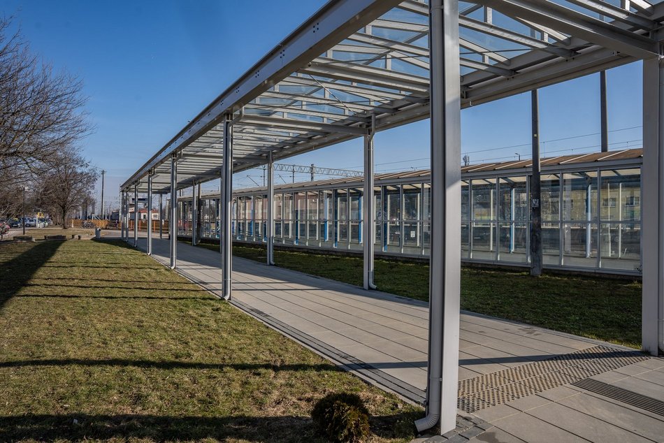 Łódź. Remont dworca w Koluszkach. Nowy parking, stacja rowerowa, przystanek autobusowy i więcej