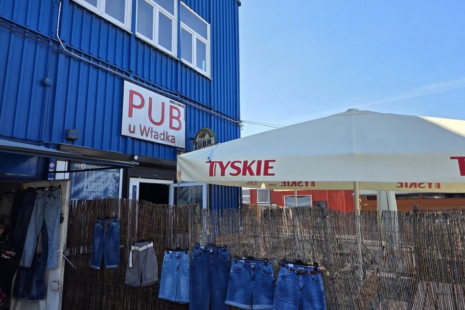Łódź. Co kupisz w niebieskim pawilonie na Retkini? Szewc, pub, 1001 drobiazgów, zegarmistrz i więcej