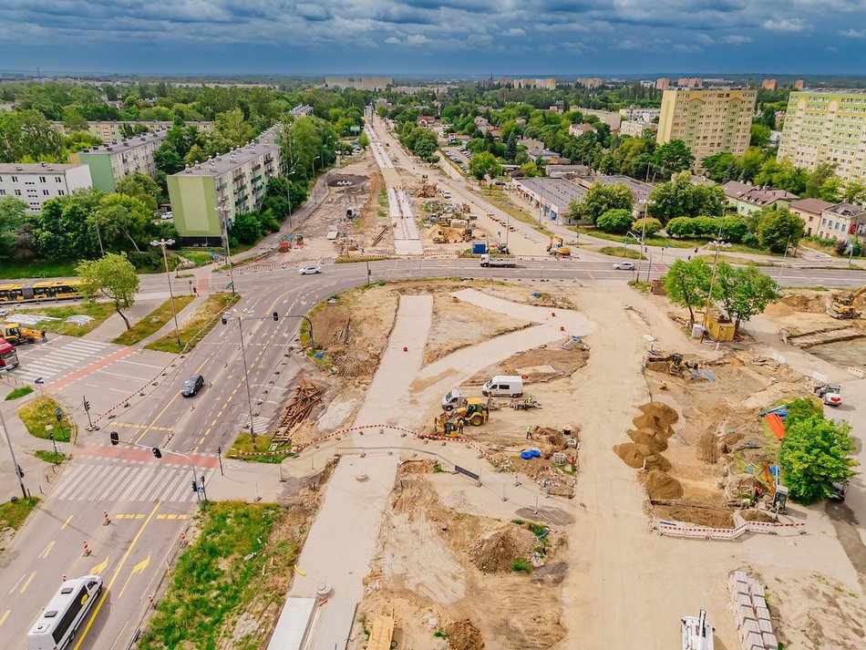 Łódź. Remont Śmigłego-Rydza w Łodzi. Widać fundamenty pod nowe torowisko