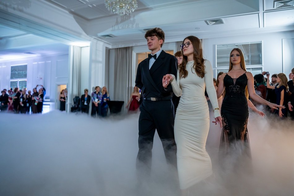 Łódź. Studniówka IV LO w Łodzi. Kreacje, które zapierały dech i radość na twarzach młodzieży