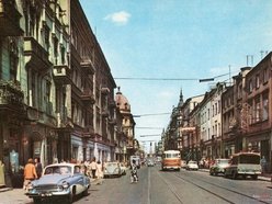 Jakie samochody można było zobaczyć w PRL w Łodzi? Sprawdź, ile trzeba było za nie zapłacić