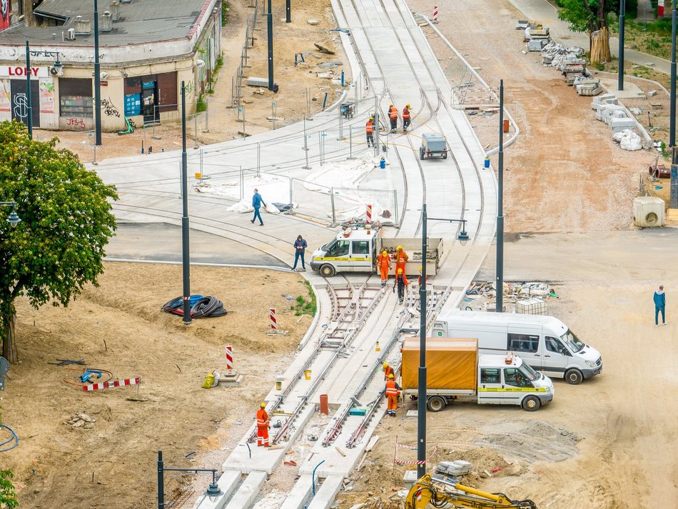 robotnicy pracujący przy remoncie ulicy