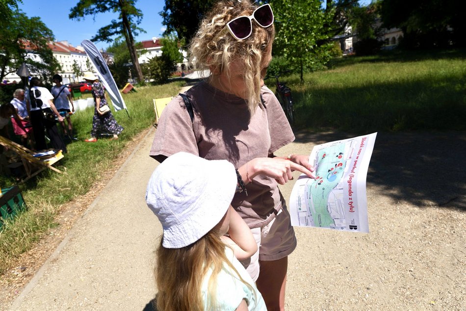 Łódź. Biblioteka w plenerze. Wyjątkowy cykl rozpoczęty w parku Staromiejskim w Łodzi