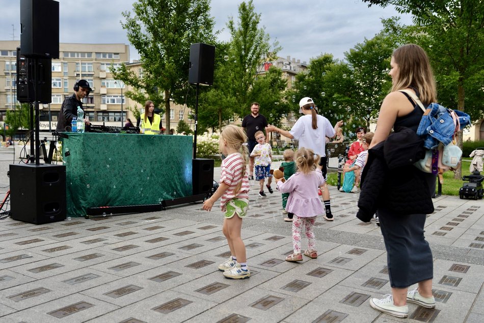 Łódź. Muzyczny plener na placu Wolności w Łodzi. Spora dawka muzyki elektronicznej