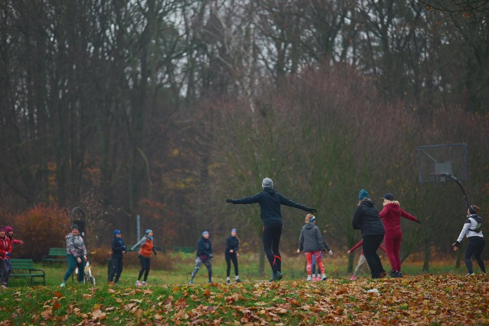 Łódź. Slow jogging w parku Julianowskim. Biegaczom z Łodzi niestraszna jesienna aura