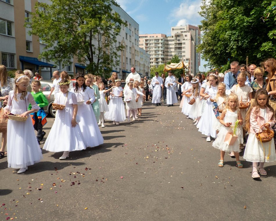 Łódź. Procesja Bożego Ciała na Widzewie w Łodzi. Wierni przeszli ulicami miasta