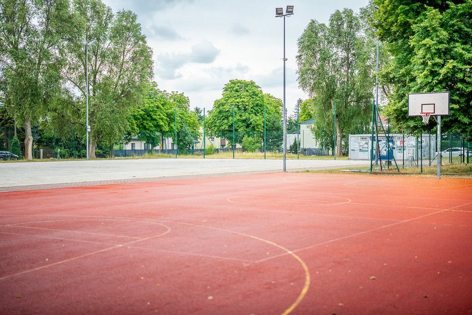 Łódź. Trwa remont orlika przy Kuźnickiej w Łodzi. Będzie nowa nawierzchnia, siatki i plac zabaw