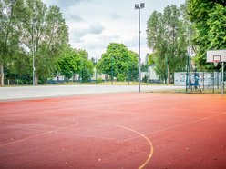 Łódź. Trwa remont orlika przy Kuźnickiej w Łodzi. Będzie nowa nawierzchnia, siatki i plac zabaw