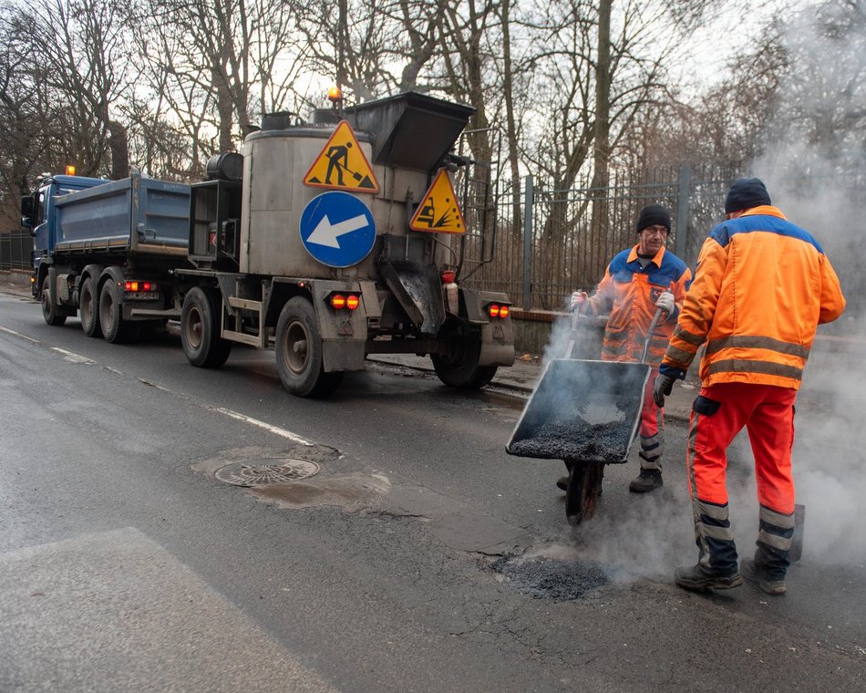 W marcu robotnicy naprawiali drogi w ponad 400 lokalizacjach