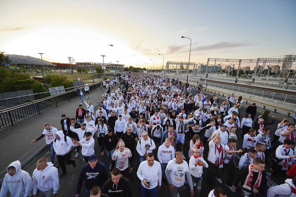 kibice i piłkarze świętują sukces