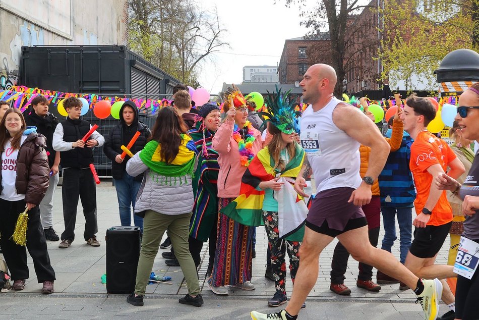 Łódź. Strefa kibica na DOZ Maraton Łódź 2026. Jak Łodzianie dopingowali biegaczy?