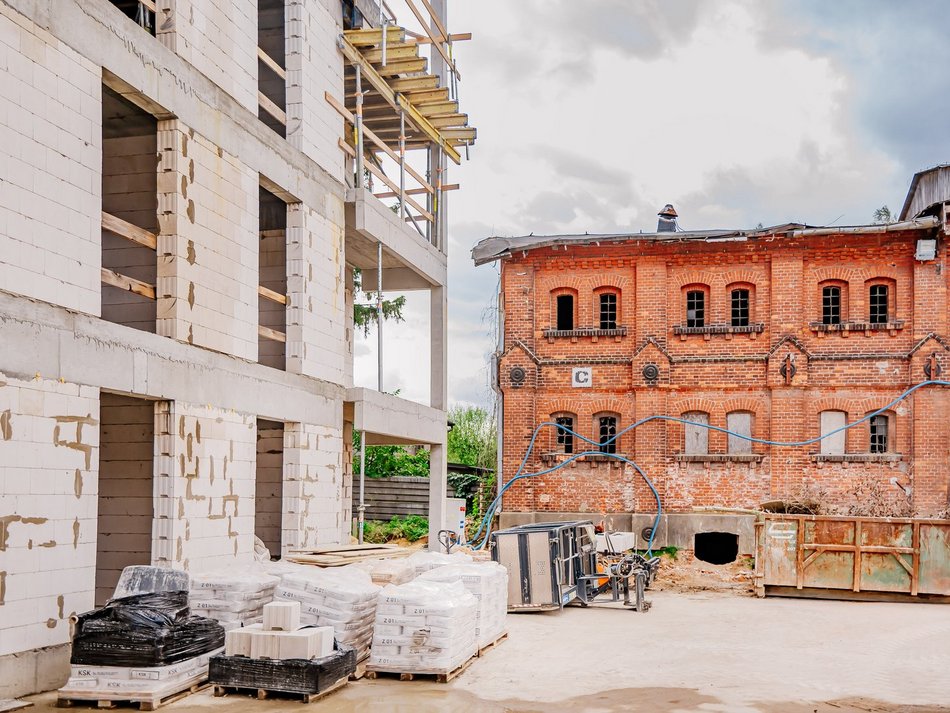 Zapomniany folwark Scheiblera w Łodzi pięknieje! Nowe mieszkania powstają z rozmachem