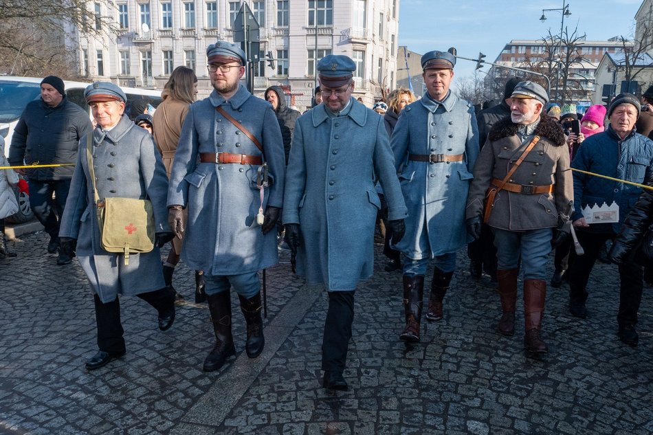 Łódź. Orszak Trzech Króli przeszedł ulicami Łodzi. Radosny pochód przyciągnął tłumy