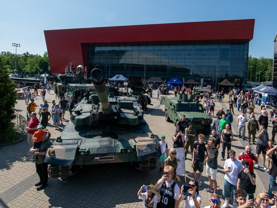 Wielka parada przed meczem Gortat Team vs NATO. Celebryci, żołnierze i sprzęt wojskowy