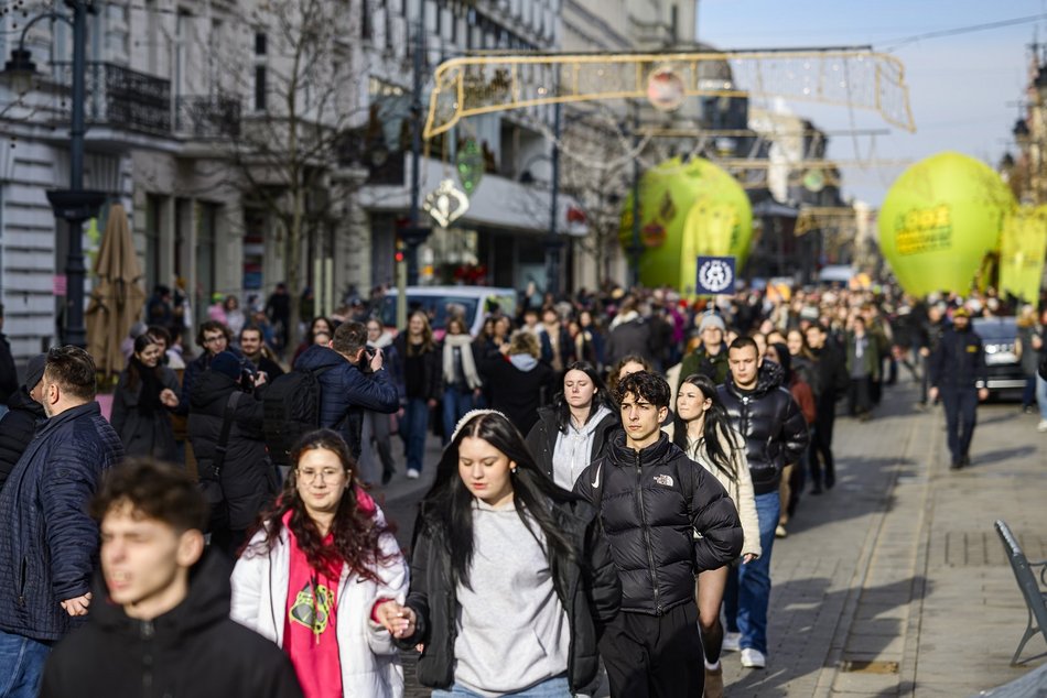 Łódź. Polonez dla Łodzi. Tłumy maturzystów zatańczyły na Piotrkowskiej. Razem z nimi łodzianie!