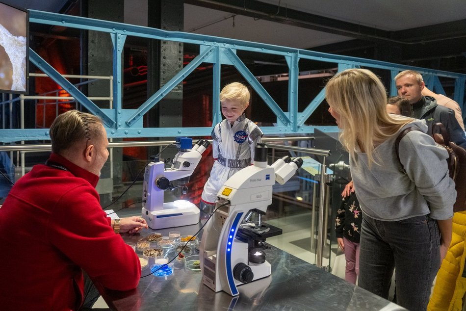 Łódź. Sławosz Uznański-Wiśniewski w EC1 Łódź. Tłumy łodzian na spotkaniu z astronautą