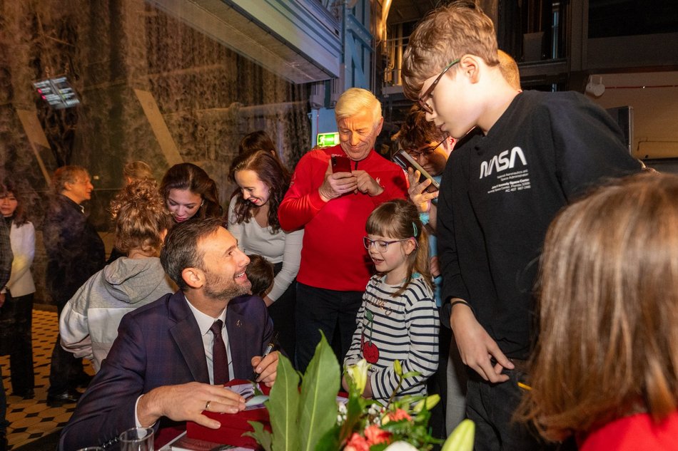 Łódź. Sławosz Uznański-Wiśniewski w EC1 Łódź. Tłumy łodzian na spotkaniu z astronautą