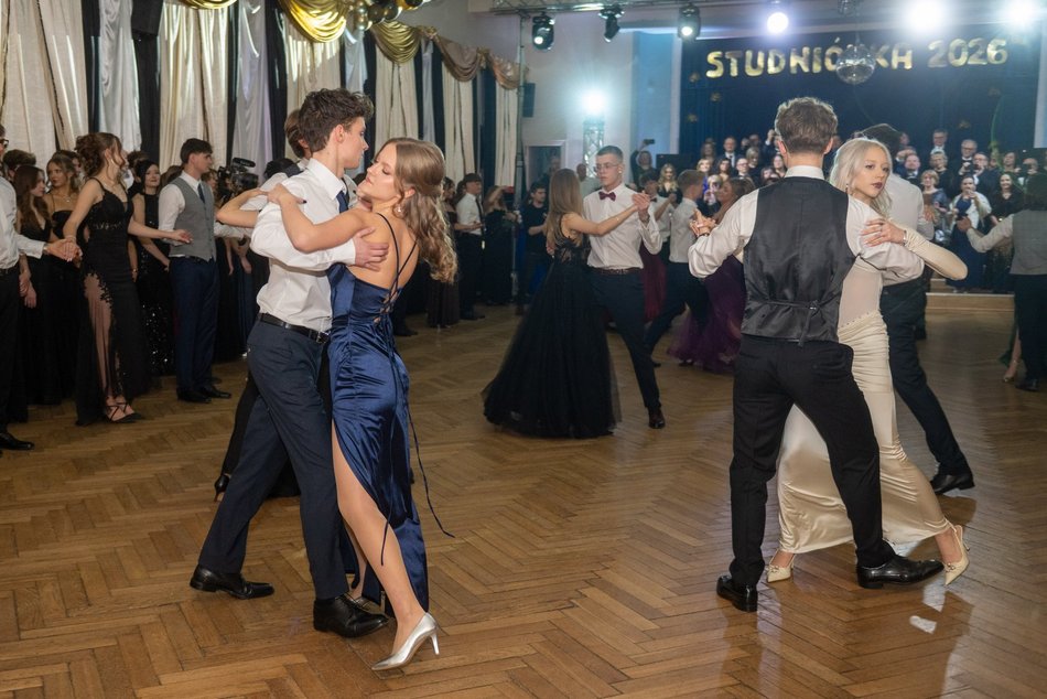 Łódź. Studniówka XXVI LO w Łodzi. Ależ oni zatańczyli... i jak pięknie wyglądali!