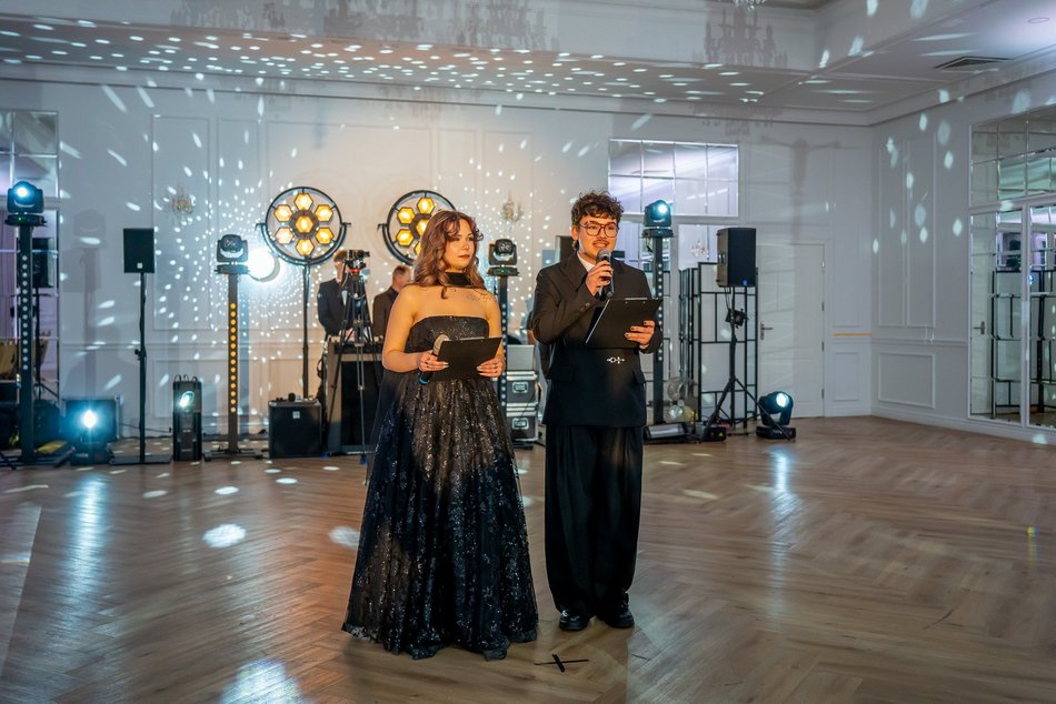 Łódź. Studniówka IV LO w Łodzi. Kreacje, które zapierały dech i radość na twarzach młodzieży