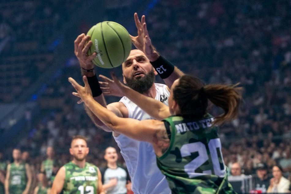 Mecz Gortat Team vs NATO w Łodzi. Czołgi, płomienie i masa sportowych emocji!