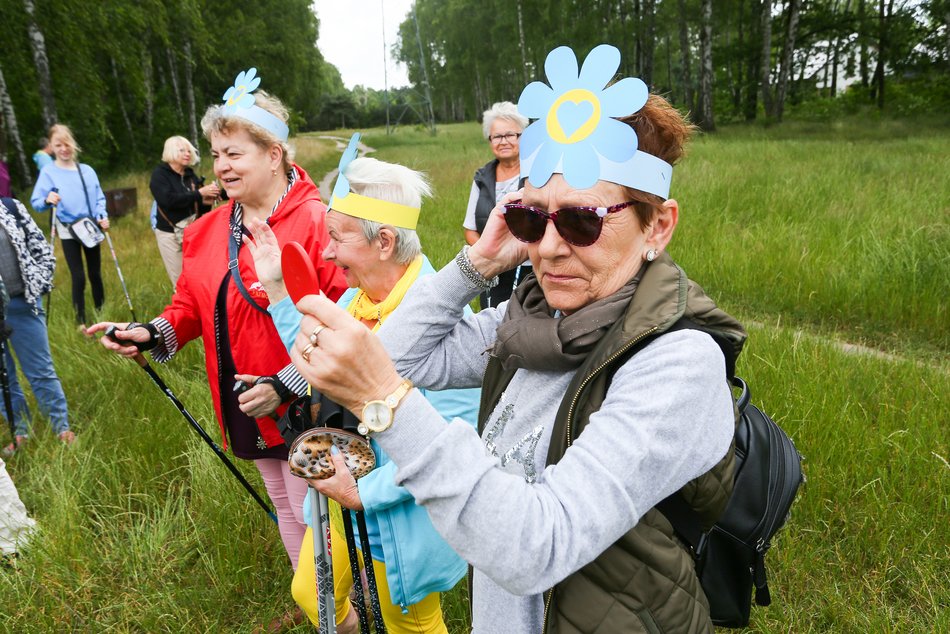 marsz seniorów z kijkami nordic walking