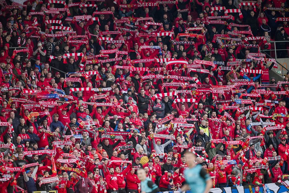 kibice na trybunach stadionu