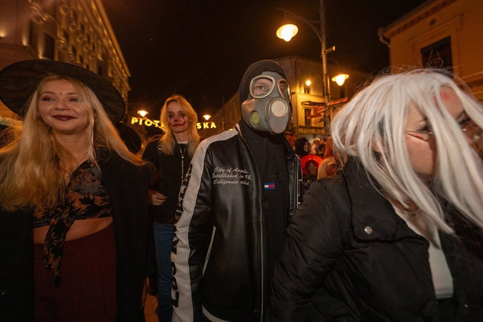 Łódź. Halloweenowa parada przeszła Piotrkowską w Łodzi. Tłumy duchów, czarownic i zombie!