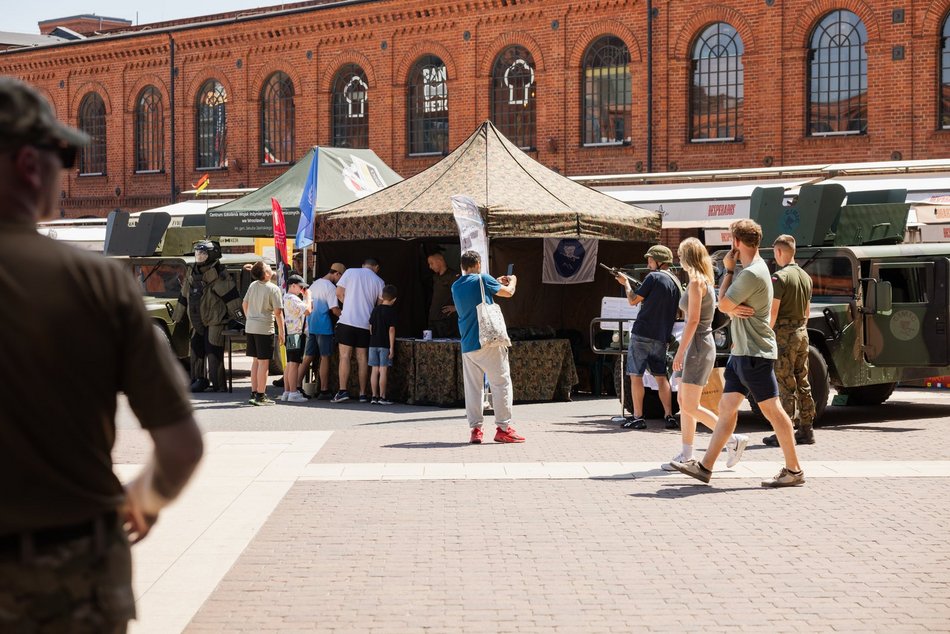 Piknik Weterana w Manufakturze. Pokazy sprzętu, pojazdy wojskowe, wojskowa grochówka