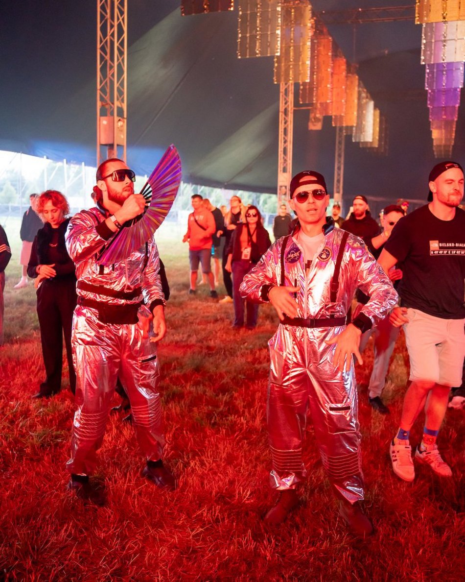 Łódź. Audioriver 2025 w Łodzi. Roztańczony tłum na pierwszym dniu festiwalu