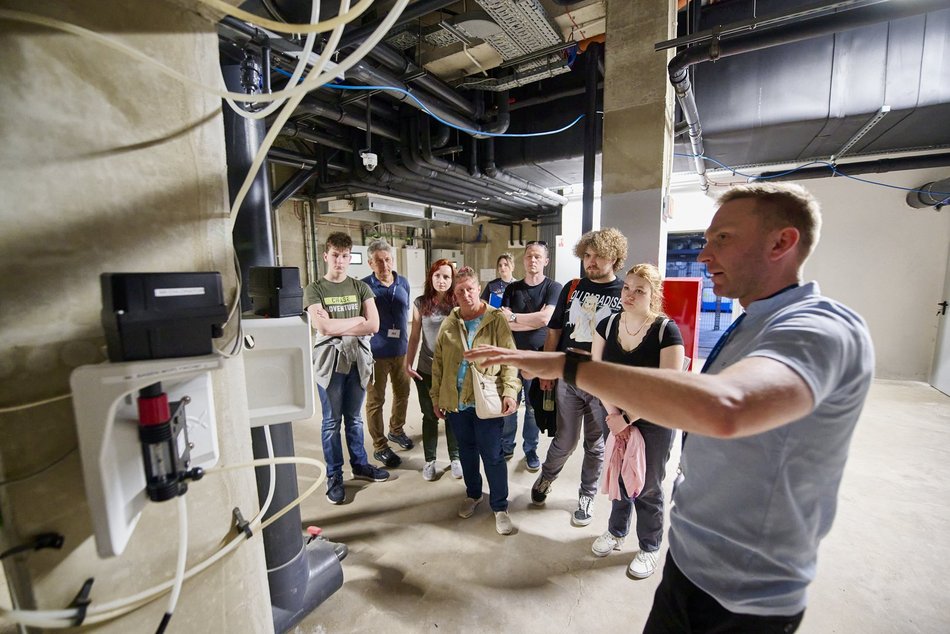 Łodzianie podczas Nocy Muzeów Łódź 2024 zobaczyli podbasenie i strefę filtracji Aquaparku Fala