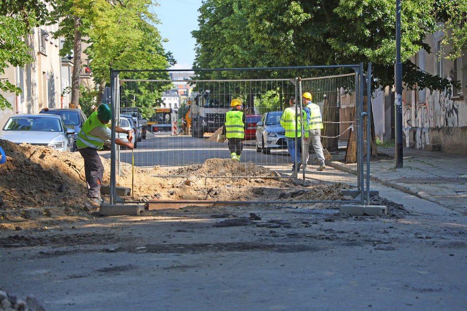 Remont ulicy Lipowej - robotnicy i maszyny na placu budowy