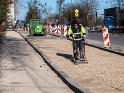 Łódź. Remont Bartoka w Łodzi. Jest już pierwsza warstwa jezdni, trwa budowa parkingów i chodników