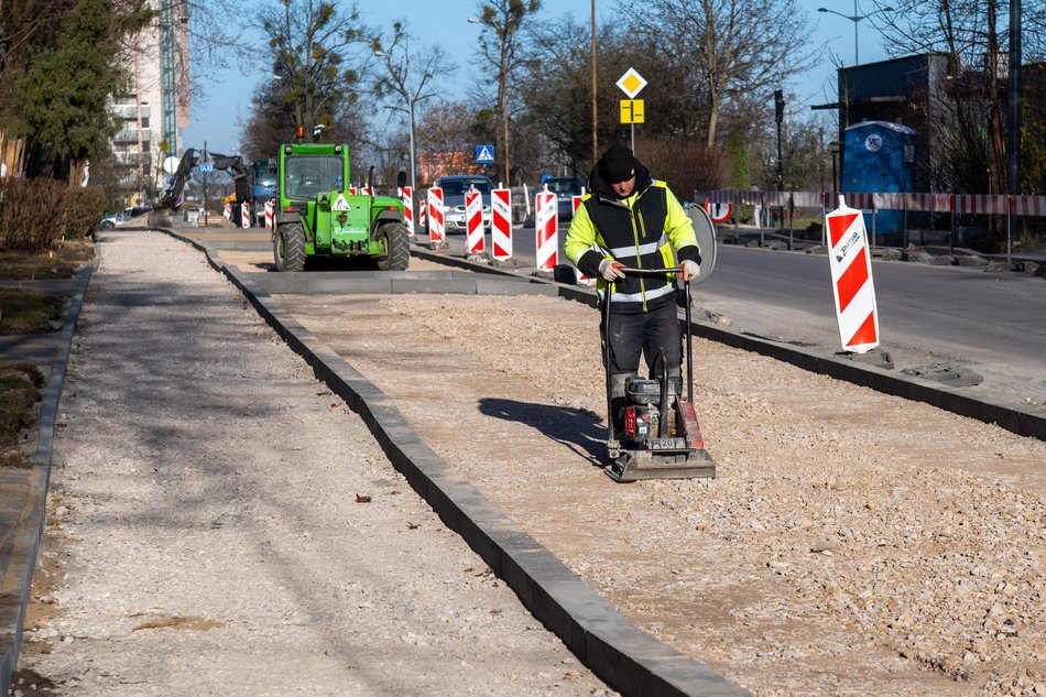 Łódź. Remont Bartoka w Łodzi. Jest już pierwsza warstwa jezdni, trwa budowa parkingów i chodników