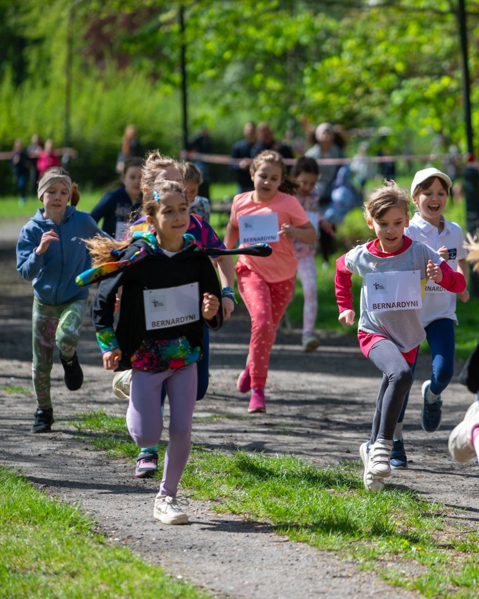Łódź. XVII Bieg Olimpijczyków w parku Baden-Powella. Rywalizowali uczniowie szkół w Łodzi