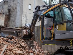 Łódź. Wyburzanie rudery przy Gdańskiej w Łodzi. To kolejny ze 161 budynków do rozbiórki