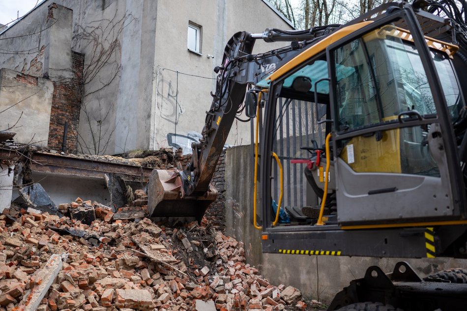 Łódź. Wyburzanie rudery przy Gdańskiej w Łodzi. To kolejny ze 161 budynków do rozbiórki