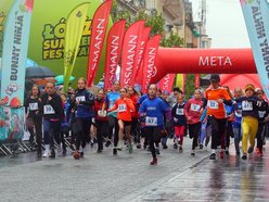 Mini Bieg Ulicą Piotrkowską w Łodzi w deszczu. To nie zepsuło jednak imprezy