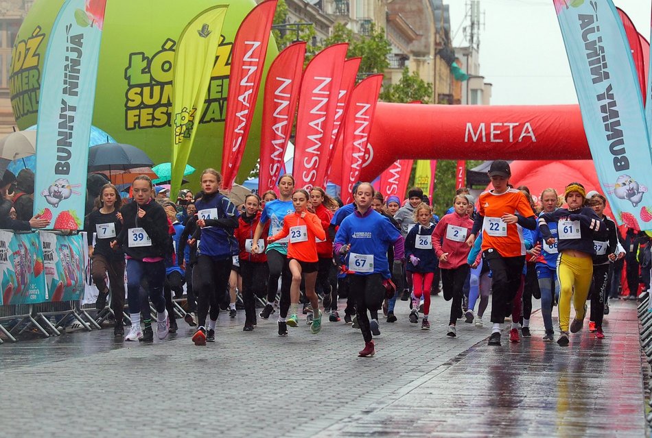 Mini Bieg Ulicą Piotrkowską w Łodzi w deszczu. To nie zepsuło jednak imprezy