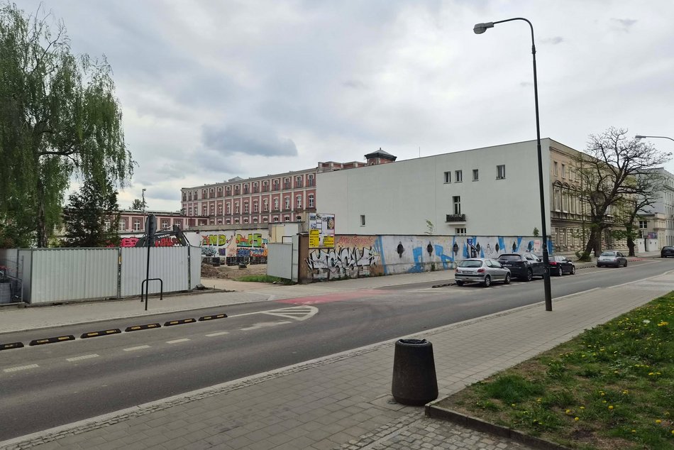 Łódź. Nowy supermarket w centrum Łodzi. Dwupiętrowy sklep stanie obok akademika BaseCamp