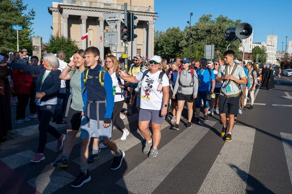 Łódź. Ruszyła 100. Piesza Pielgrzymka Łódzka na Jasną Górę. Maszeruje ponad 200 pątników!